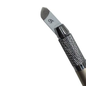 21V Blade – פיתוח ייחודי לעור שומני ונקבובי בלייד 21V פותח במיוחד עבור עור שומני ונקבובי, ומאפשר יצירת שערות עם נפח ומראה טבעי במיוחד. בזכות המבנה הייחודי שלו, הבלייד מספק חדירה מדויקת יותר של הפיגמנט, מה שמבטיח תוצאות עמידות ואחידות גם בסוגי עור מאתגרים. עם מחט 21V, מגוון רחב יותר של סוגי עור יכולים ליהנות משיטת המיקרובליידינג, תוך יצירת גבות מלאות ומודגשות, עם שערות בעלות מראה טבעי ונפחי שמתמזג בצורה מושלמת עם השיער הקיים.