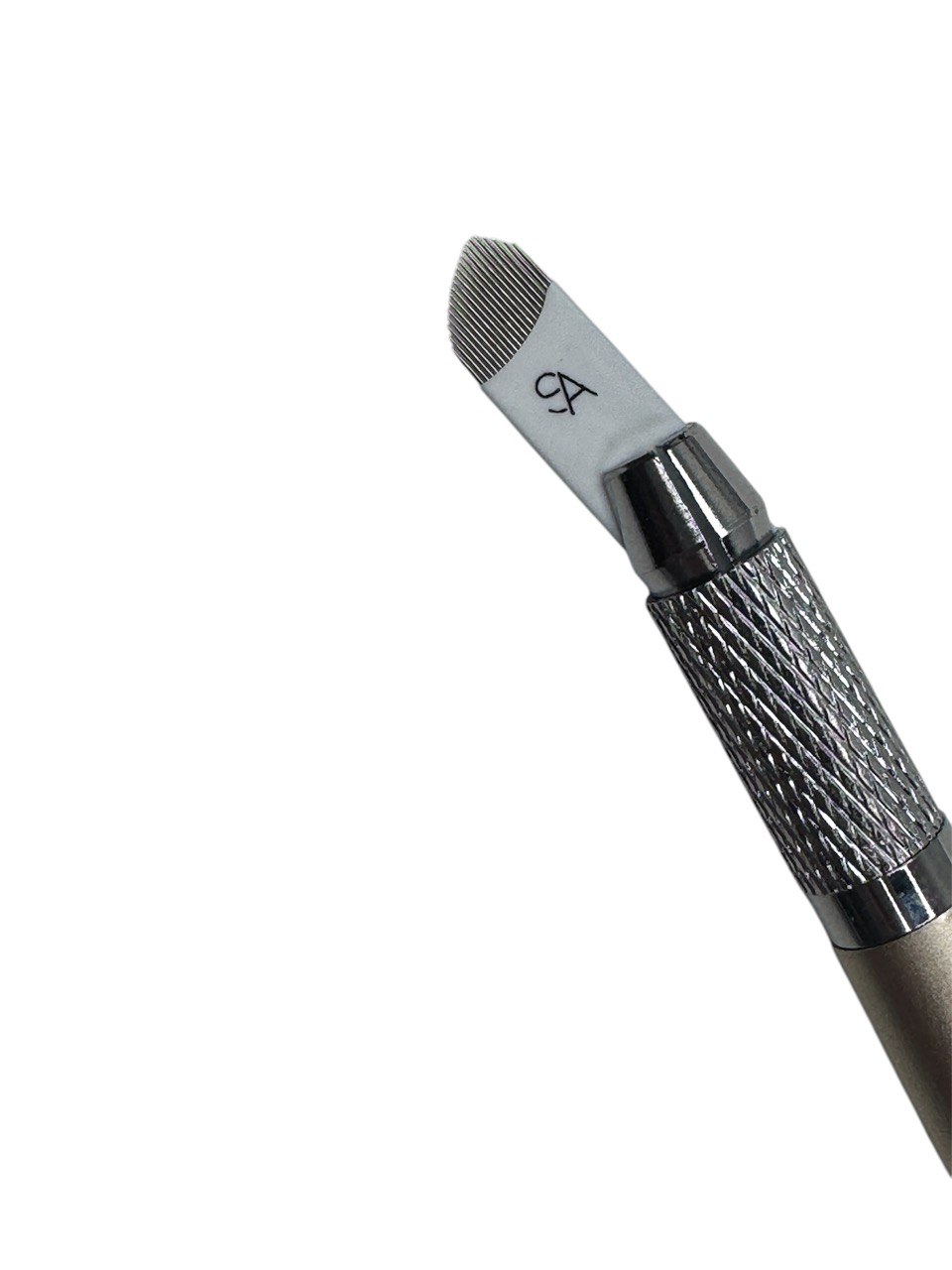 21V Blade – פיתוח ייחודי לעור שומני ונקבובי בלייד 21V פותח במיוחד עבור עור שומני ונקבובי, ומאפשר יצירת שערות עם נפח ומראה טבעי במיוחד. בזכות המבנה הייחודי שלו, הבלייד מספק חדירה מדויקת יותר של הפיגמנט, מה שמבטיח תוצאות עמידות ואחידות גם בסוגי עור מאתגרים. עם מחט 21V, מגוון רחב יותר של סוגי עור יכולים ליהנות משיטת המיקרובליידינג, תוך יצירת גבות מלאות ומודגשות, עם שערות בעלות מראה טבעי ונפחי שמתמזג בצורה מושלמת עם השיער הקיים.