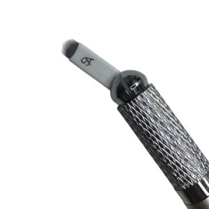 בלייד מקצועי למיקרובליידינג במבנה U המכיל 18 מחטים דקיקות, המאפשרות דיוק מרבי ויצירת שערות טבעיות להפליא. חיתוכי הלייזר המתקדמים מבטיחים חדות מקסימלית ומביאים לרמות גבוהות במיוחד של ציור שערה, עם קווים נקיים ועדינים. החדות והדיוק של הבלייד מאפשרים לרוב ליצור שערות ללא צורך במעברים נוספים, מה שמוביל לתהליך החלמה יפה ואחיד, עם תוצאה טבעית ואסתטית שנשמרת לאורך זמן. המבנה הייחודי של הבלייד הופך אותו לנוח וקל לשימוש, ומעניק שליטה מלאה ליצירת גבות מושלמות בהתאמה אישית לכל לקוחה